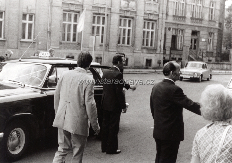 zameckyokruh (15).jpg - Svatba v 70 .letech 20.století před budovou Zimního stadionu.